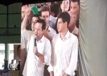 Geraldo Júlio(à esq.) ao lado do candidato à prefeito João Campos (à dir.) durante convenção do PSB