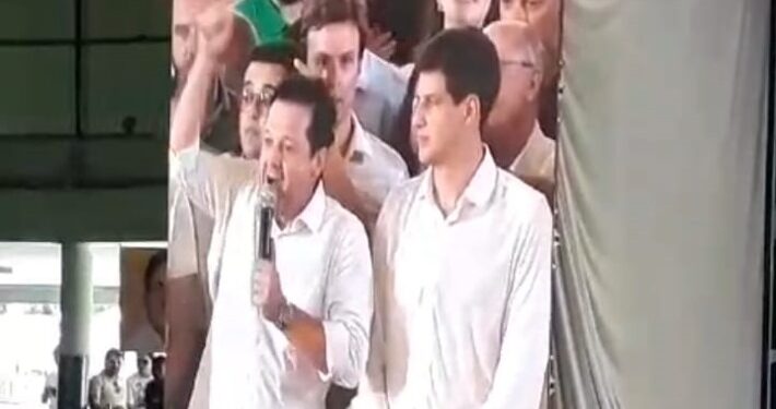 Geraldo Júlio(à esq.) ao lado do candidato à prefeito João Campos (à dir.) durante convenção do PSB