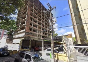 Condenado, Edifício 13 de Maio é rodeado por imóveis residenciais e comerciais