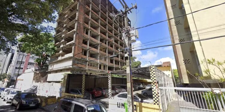 Condenado, Edifício 13 de Maio é rodeado por imóveis residenciais e comerciais