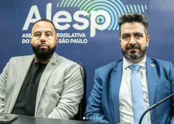 Escobar, ex-presidente estadual do PRTB, e Leonardo Avalanche, presidente nacional, durante evento na Assembleia Legislativa de São Paulo.