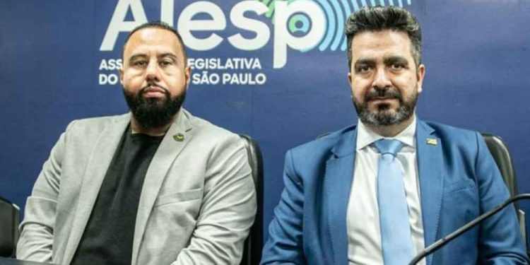 Escobar, ex-presidente estadual do PRTB, e Leonardo Avalanche, presidente nacional, durante evento na Assembleia Legislativa de São Paulo.