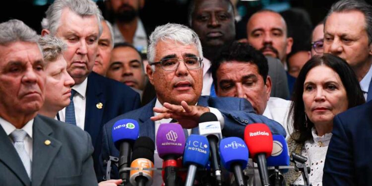 Oposição defende impeachment do ministro Alexandre de Moraes.