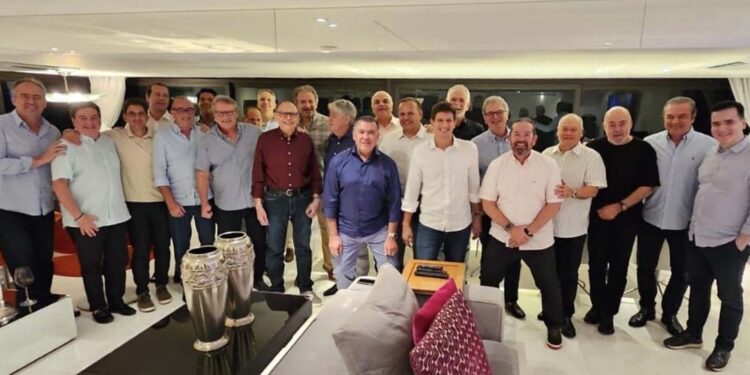 Jantar do empresário Paulo Perez para o prefeito João Campos (PSB)