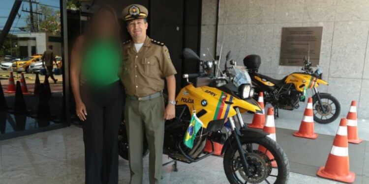 O coronel Reginaldo e a atual esposa numa solenidade em 2018