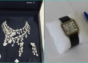 Joias recebidas pelo ex-presidente Jair Bolsonaro (esquerda) e relógio do presidente Lula.