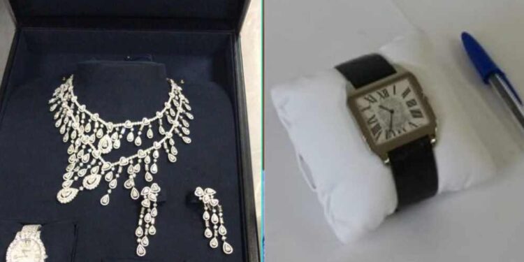 Joias recebidas pelo ex-presidente Jair Bolsonaro (esquerda) e relógio do presidente Lula.