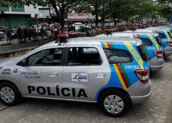 Policiais foram acusados de abandono de posto por deixar viatura parada