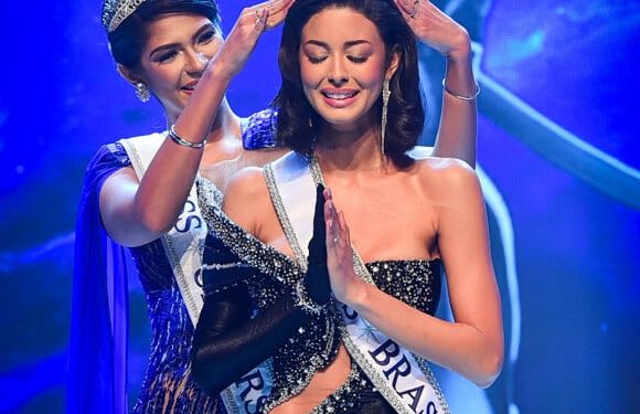 Luana Cavalcante recebendo a coroa da Miss Universo 2023, Sheynnis Palacios.