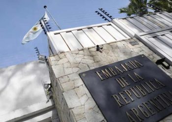 Venezuela retira autorização para Brasil custodiar embaixada da Argentina.