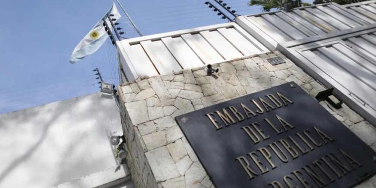 Venezuela retira autorização para Brasil custodiar embaixada da Argentina.