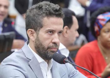 Deputado federal André Janones é indiciado por suposta participação em esquema de rachadinha.