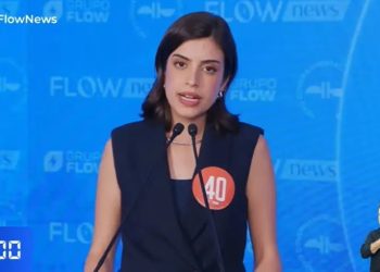 Respondendo a uma pergunta de especialistas sobre educação, Tabata, que foca sua atuação parlamentar nessa área, criticou a atual gestão em São Paulo