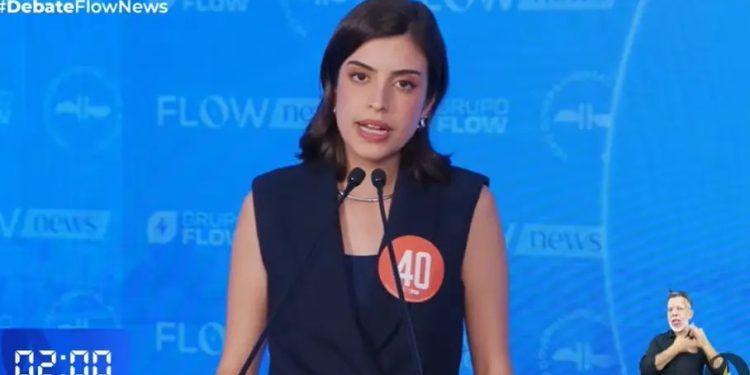 Respondendo a uma pergunta de especialistas sobre educação, Tabata, que foca sua atuação parlamentar nessa área, criticou a atual gestão em São Paulo