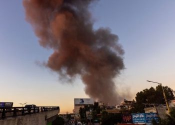 Após o bombardeio, uma grande nuvem de fumaça foi vista saindo dos locais dos ataques