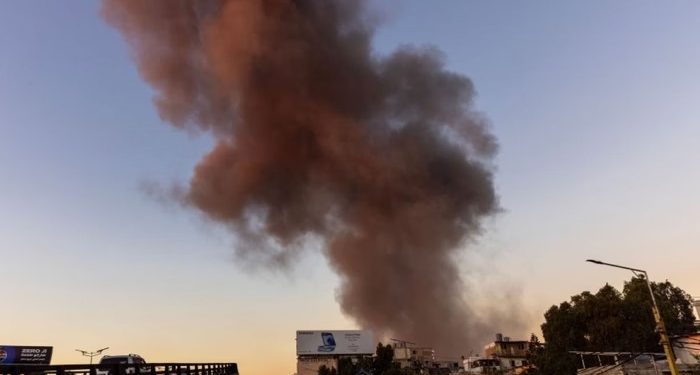 Após o bombardeio, uma grande nuvem de fumaça foi vista saindo dos locais dos ataques