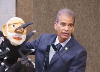 Deputado bolsonarista leva mosquito com o rosto de Lula para a Assembleia de Pernambuco