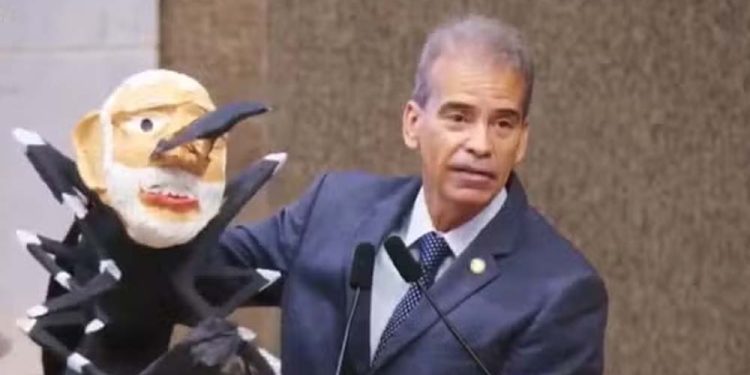 Deputado bolsonarista leva mosquito com o rosto de Lula para a Assembleia de Pernambuco