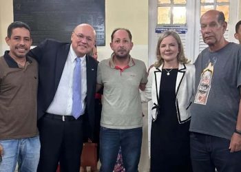 Chico Santana (esquerda), vice-presidente da comissão que escolhe as creches parceiras, prestigia título de cidadã de Gleisi Hoffmann ao lado de Mozart Sales