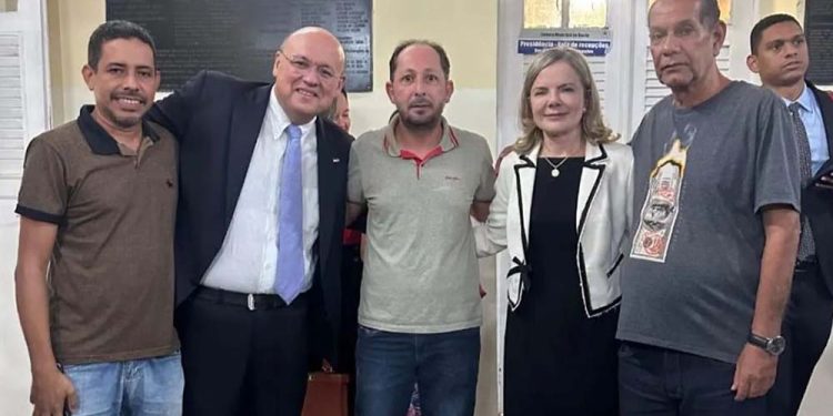 Chico Santana (esquerda), vice-presidente da comissão que escolhe as creches parceiras, prestigia título de cidadã de Gleisi Hoffmann ao lado de Mozart Sales