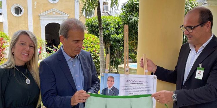 Coronel Feitosa (PL) recebe homenagem do Hospital do Câncer