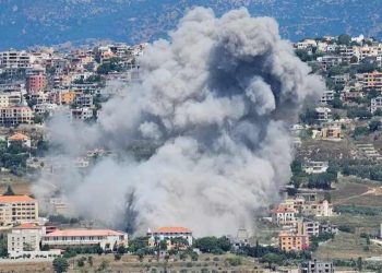 Fumaça é vista no vilarejo de Khiam, no sul do Líbano, em meio às contínuas hostilidades entre o Hezbollah e as forças israelenses.