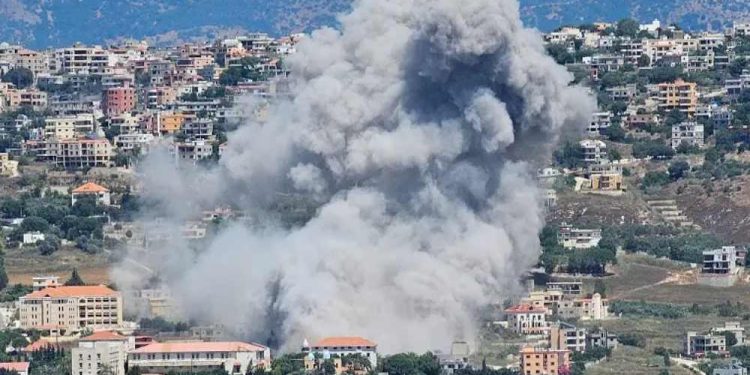 Fumaça é vista no vilarejo de Khiam, no sul do Líbano, em meio às contínuas hostilidades entre o Hezbollah e as forças israelenses.