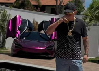 Apesar de ter sido vendia à influenciadora, o veículo estava em nome do antigo dono, que é investigado por lavagem de dinheiro.