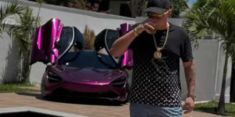 Apesar de ter sido vendia à influenciadora, o veículo estava em nome do antigo dono, que é investigado por lavagem de dinheiro.