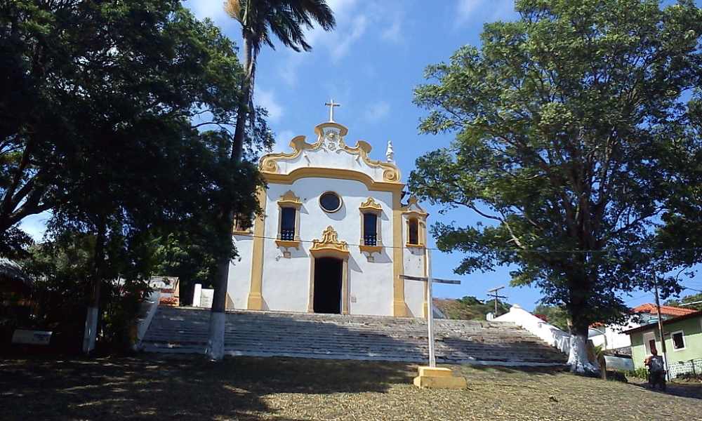 Justiça revoga permissão de uso e ordena saída de pizzaria de imóveis da Igreja em Noronha.