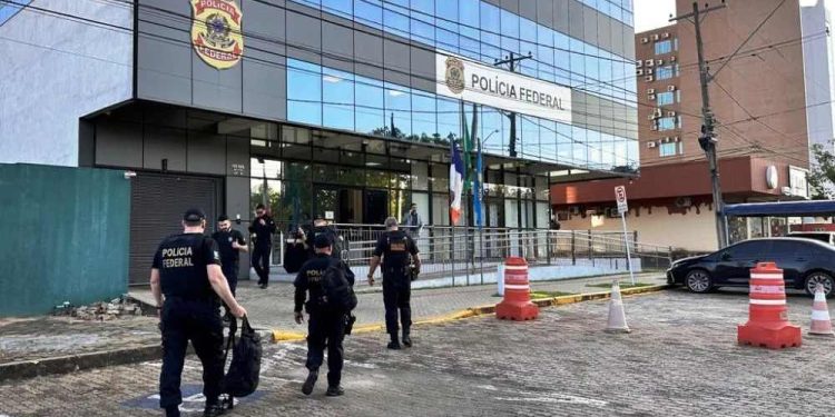 Desembargadores e filho de magistrado investigados por suposta corrupção.