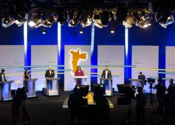 Bancada do debate. Da direita para a esquerda: Marina Helena (Novo), Ricardo Nunes (MDB), Tabata Amaral (PSB), Datena (PSDB), intermediadora, Guilherme Boulos (PSOL) e Pablo Marçal (PRTB).