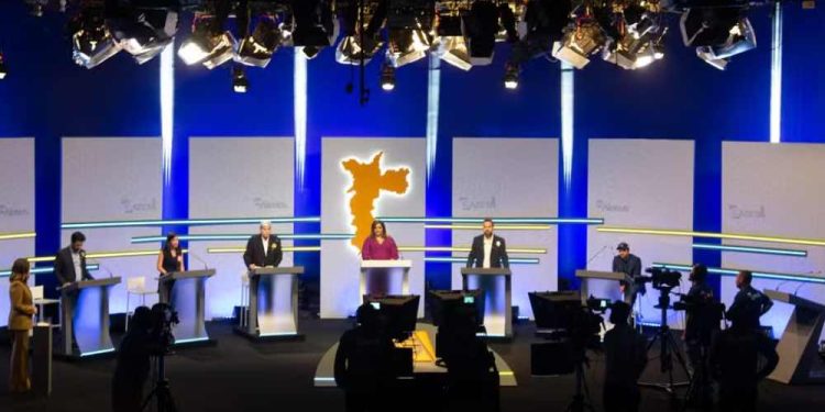 Bancada do debate. Da direita para a esquerda: Marina Helena (Novo), Ricardo Nunes (MDB), Tabata Amaral (PSB), Datena (PSDB), intermediadora, Guilherme Boulos (PSOL) e Pablo Marçal (PRTB).