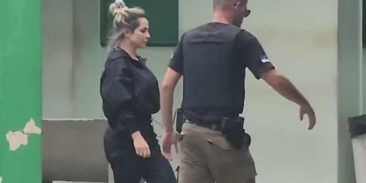 Deolane Bezerra após ser presa na Operação da Polícia Civil.