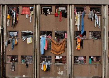 Expansão das facções criminosas no sistema prisional brasileiro.