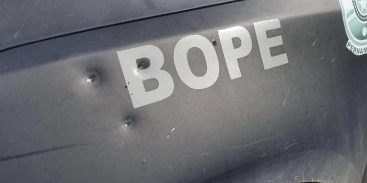 Nas ocorrências, policiais alegaram que suspeitos reagiram e houve troca de tiros.