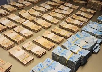 Polícia Federal encontra mais de R$ 700 mil em espécie em casa de empresário investigado por esquema de propina na Bahia.