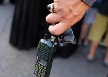 O walkie-talkie é usado para comunicação por voz em tempo real, o pager serve para transmitir mensagens de texto e de voz.