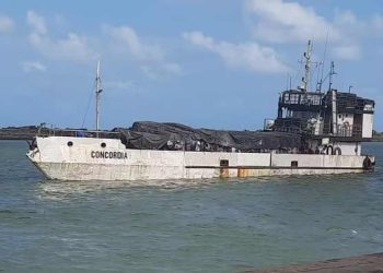 Naufrágio do navio de Carga Concórdia próximo à Ilha de Itamaracá deixa desaparecidos.