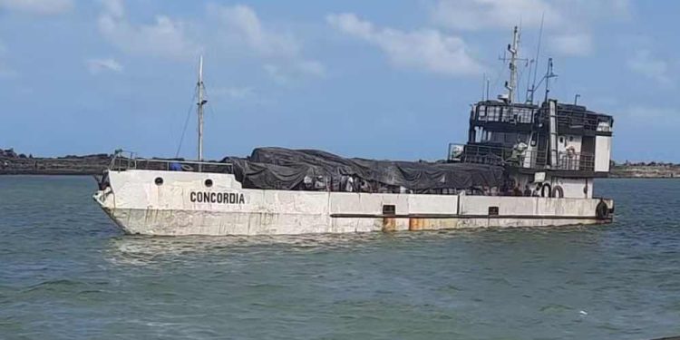 Naufrágio do navio de Carga Concórdia próximo à Ilha de Itamaracá deixa desaparecidos.