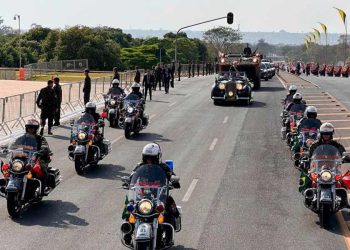Desfile cívico-militar em Brasília celebra o 7 de setembro.