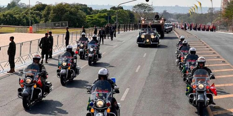 Desfile cívico-militar em Brasília celebra o 7 de setembro.