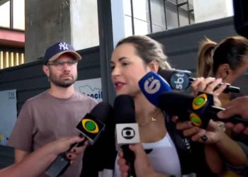 Deolane Bezerra deixa Fórum do Recife após assinar documentos da soltura.