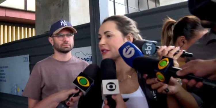 Deolane Bezerra deixa Fórum do Recife após assinar documentos da soltura.