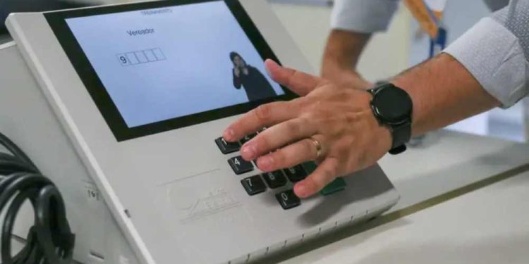 Lei garante liberdade para votar, com ressalvas para casos graves.