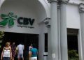 Adolescentes seriam vítimas de suposta tentativa de envenenamento em escola particular de Recife.