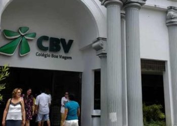 Adolescentes seriam vítimas de suposta tentativa de envenenamento em escola particular de Recife.