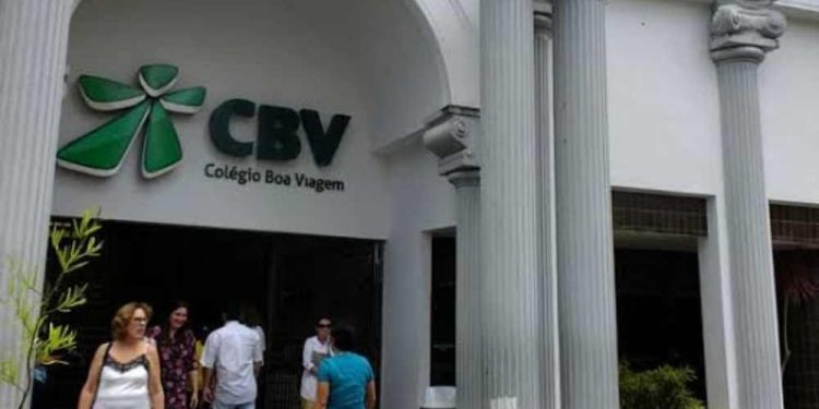 Adolescentes seriam vítimas de suposta tentativa de envenenamento em escola particular de Recife.