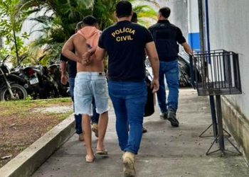 Agentes da Polícia Civil durante operação