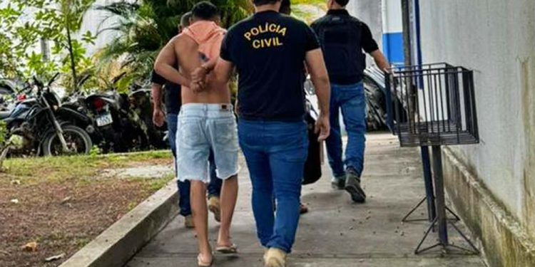 Agentes da Polícia Civil durante operação